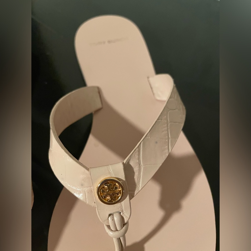 Tory Burch soft pink leather flip flops. Size 8. - Picture 4 of 6